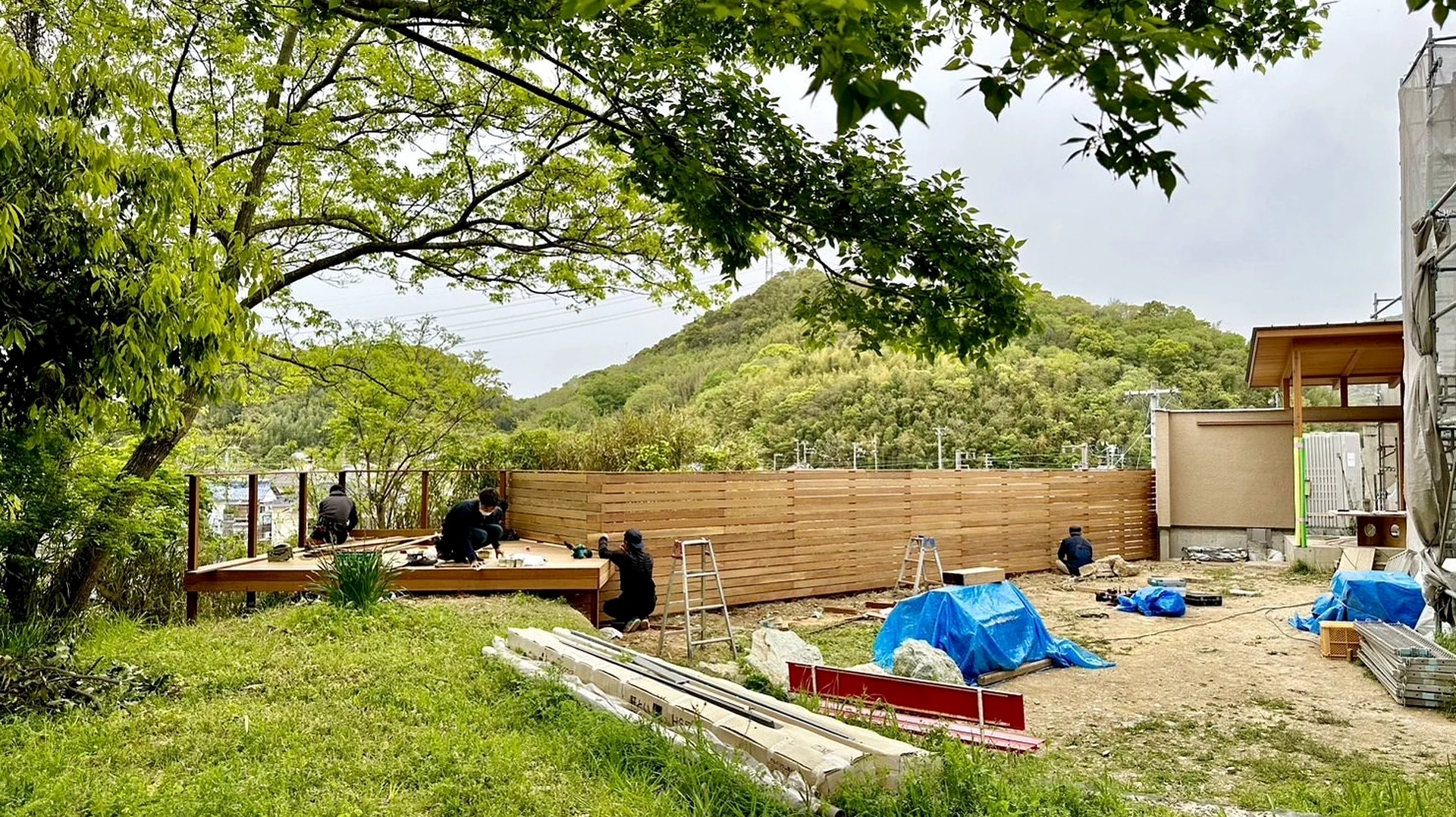長く使う外構材として施工されたウリンデッキと庭の写真