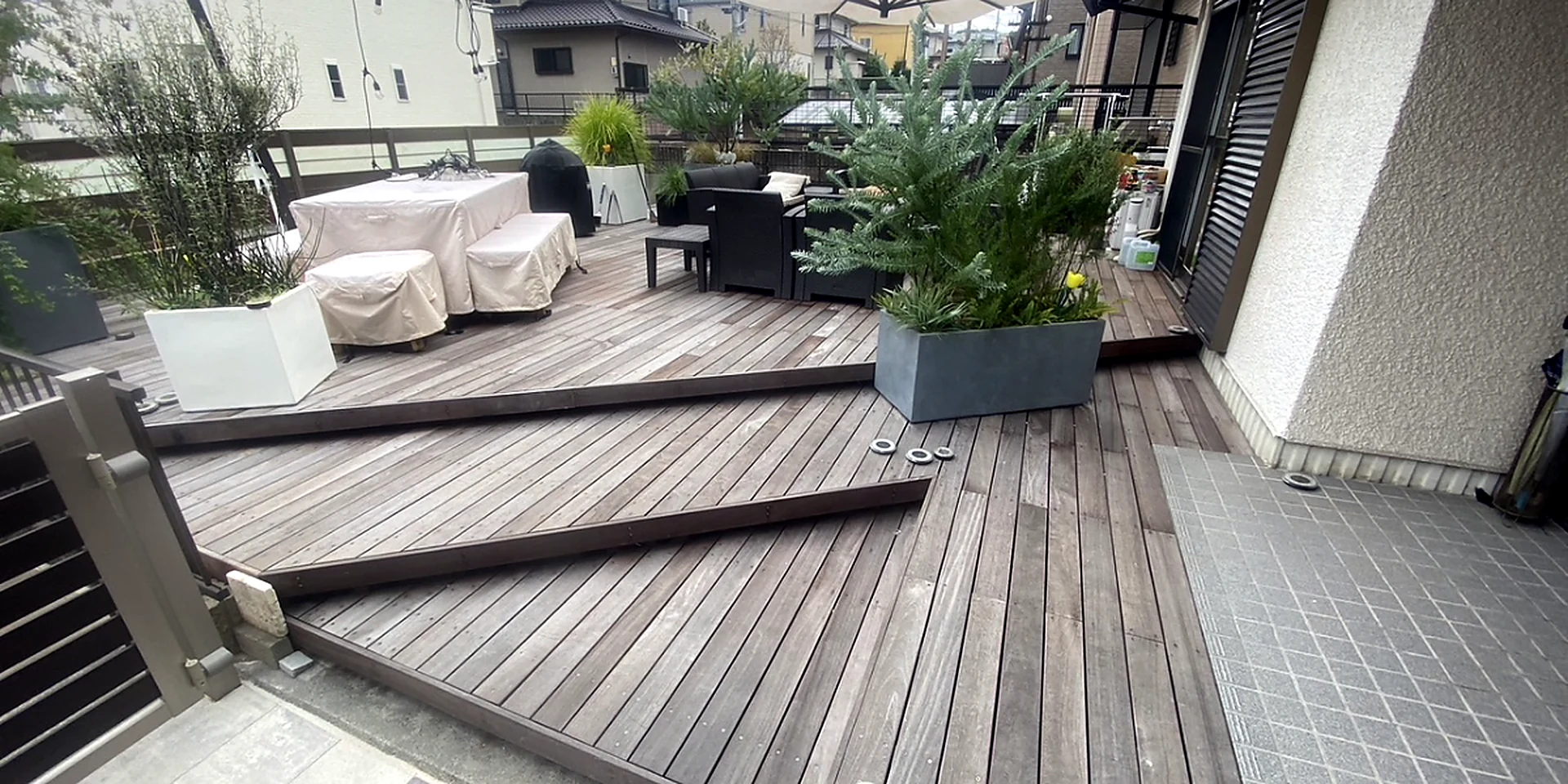 経年変化したウリンデッキを屋外で長く使っている住宅外構