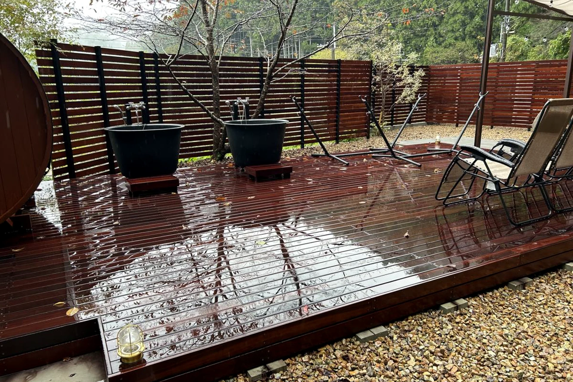 雨に濡れたウリンデッキの表面と屋外外構