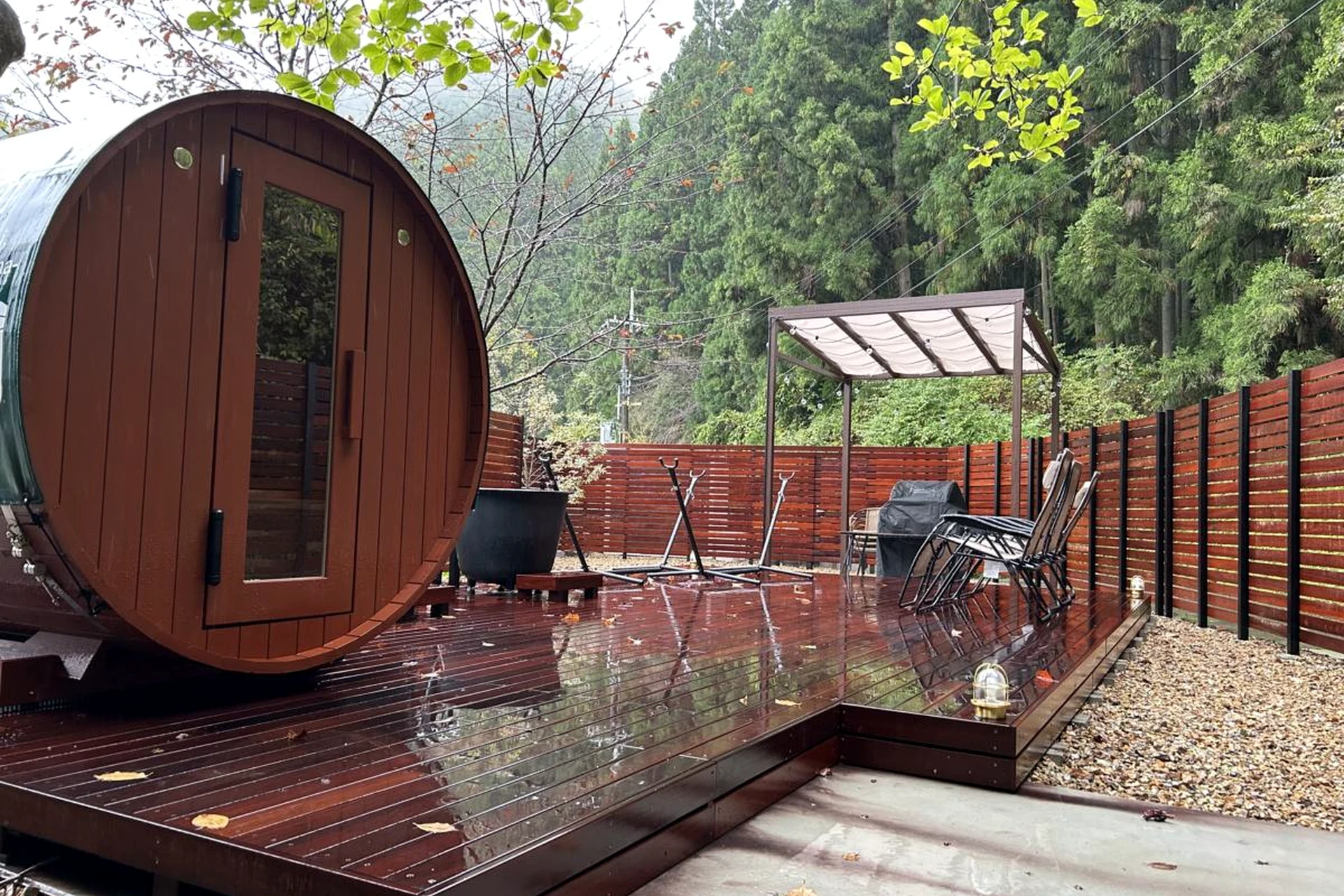 雨ざらしの屋外テラスで使われる濃褐色のウリン材