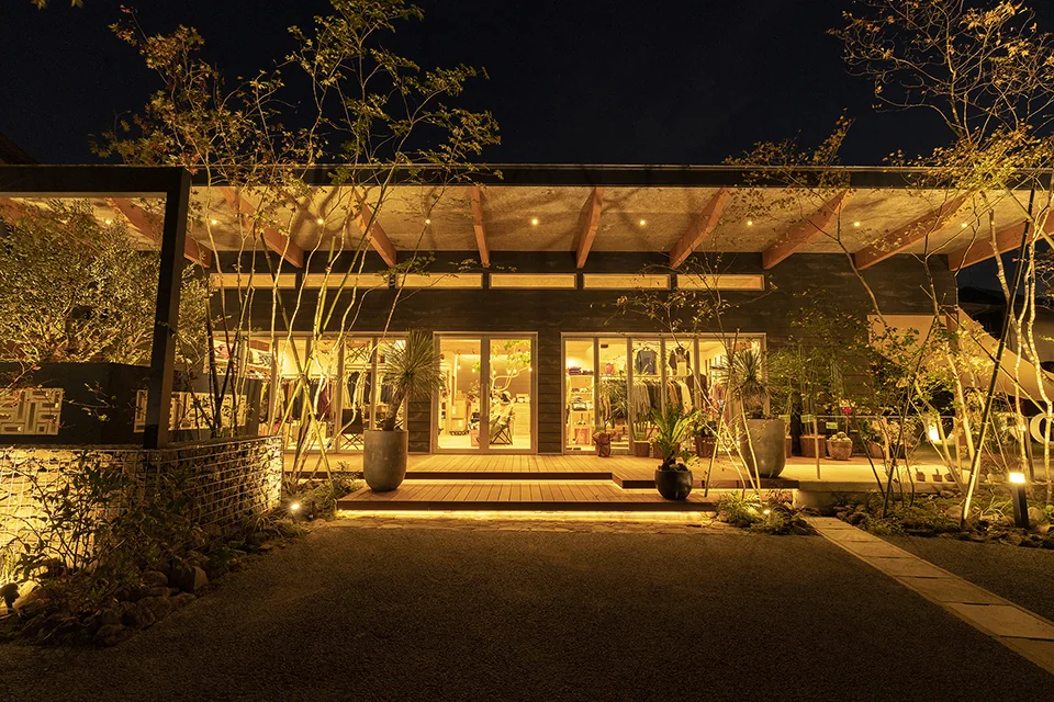 夜間照明と植栽に囲まれた施設外構のウリンデッキ施工事例