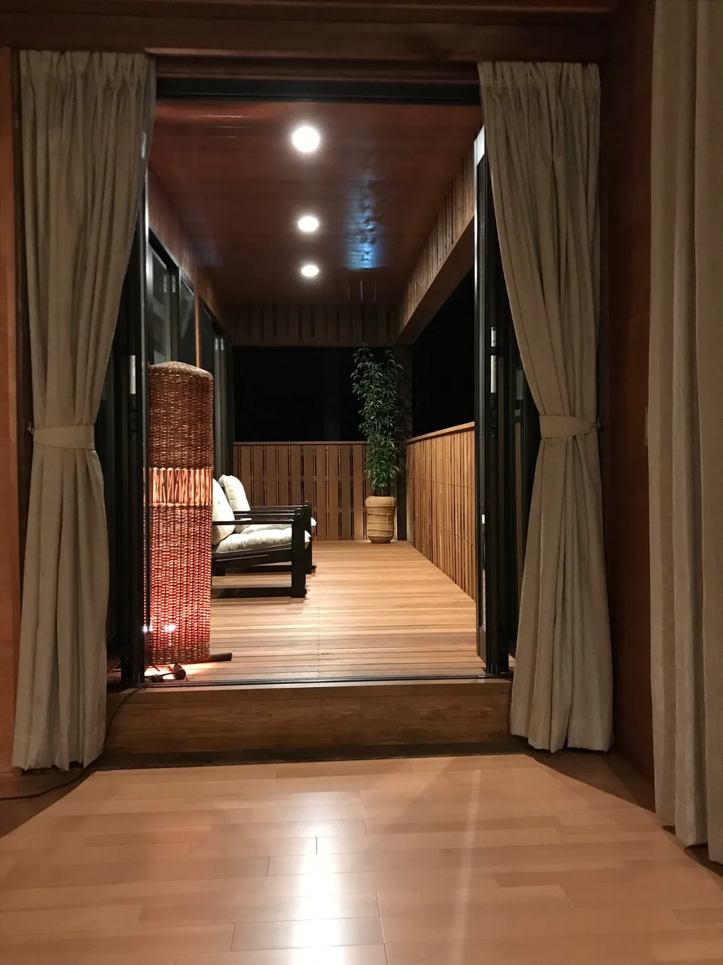 室内から屋外へつながるウリンバルコニーの眺め