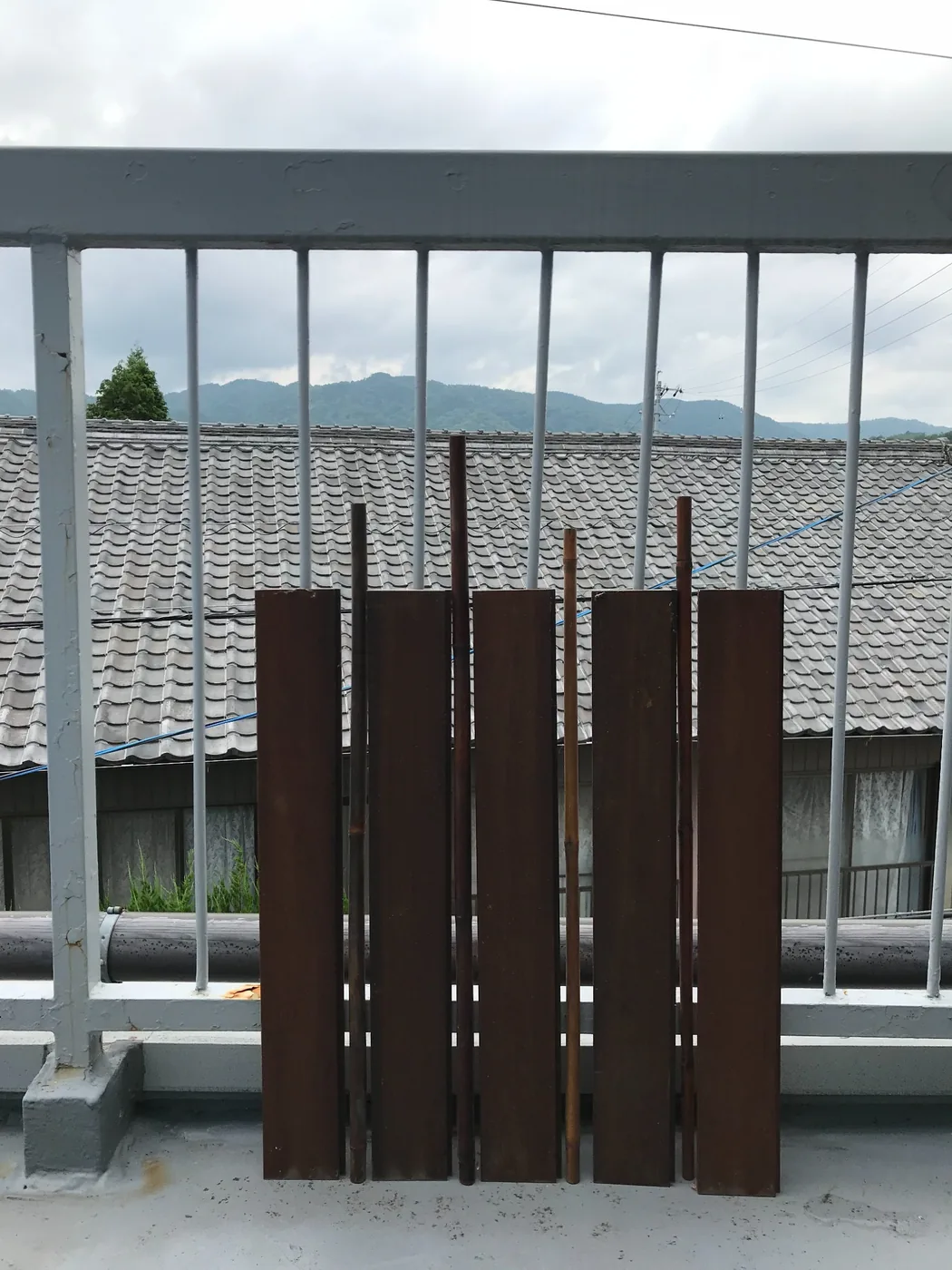 ウリン板材を並べて色味を確認している写真