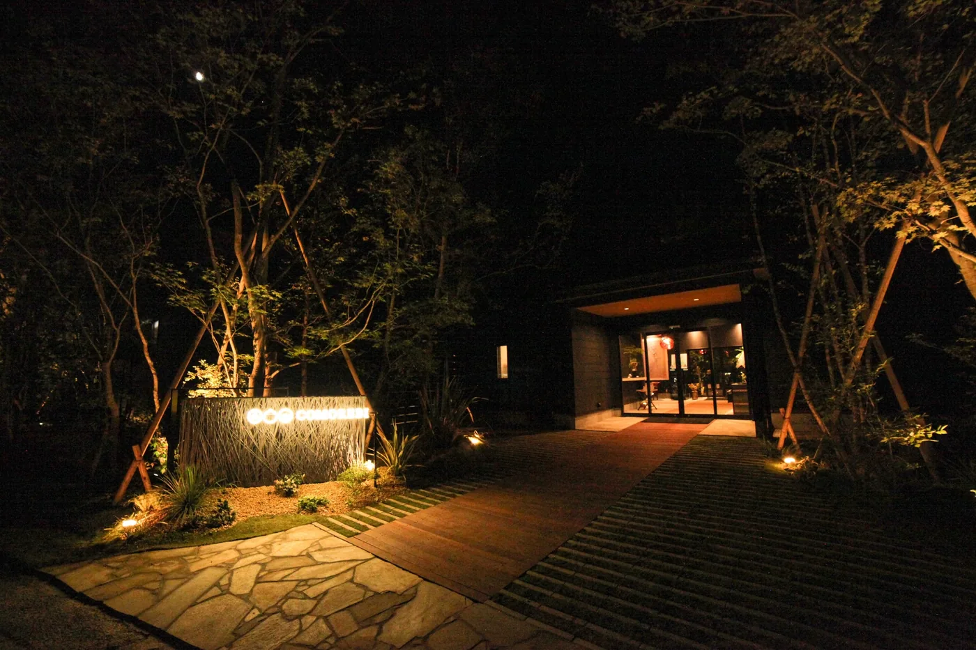 夜間の建物入口へ続くウリンアプローチデッキ