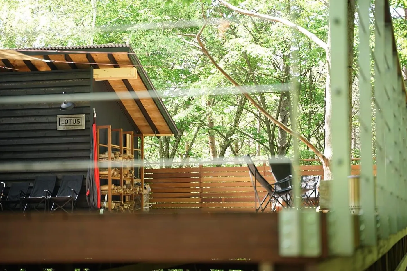 小屋まわりのウリンデッキと横板フェンス