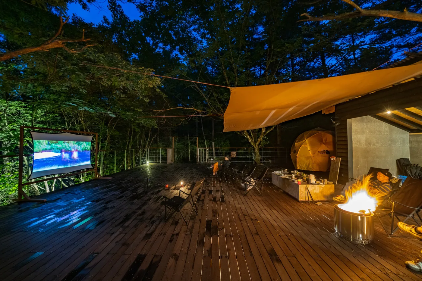 夜間照明とスクリーンを備えたウリンデッキの屋外リビング
