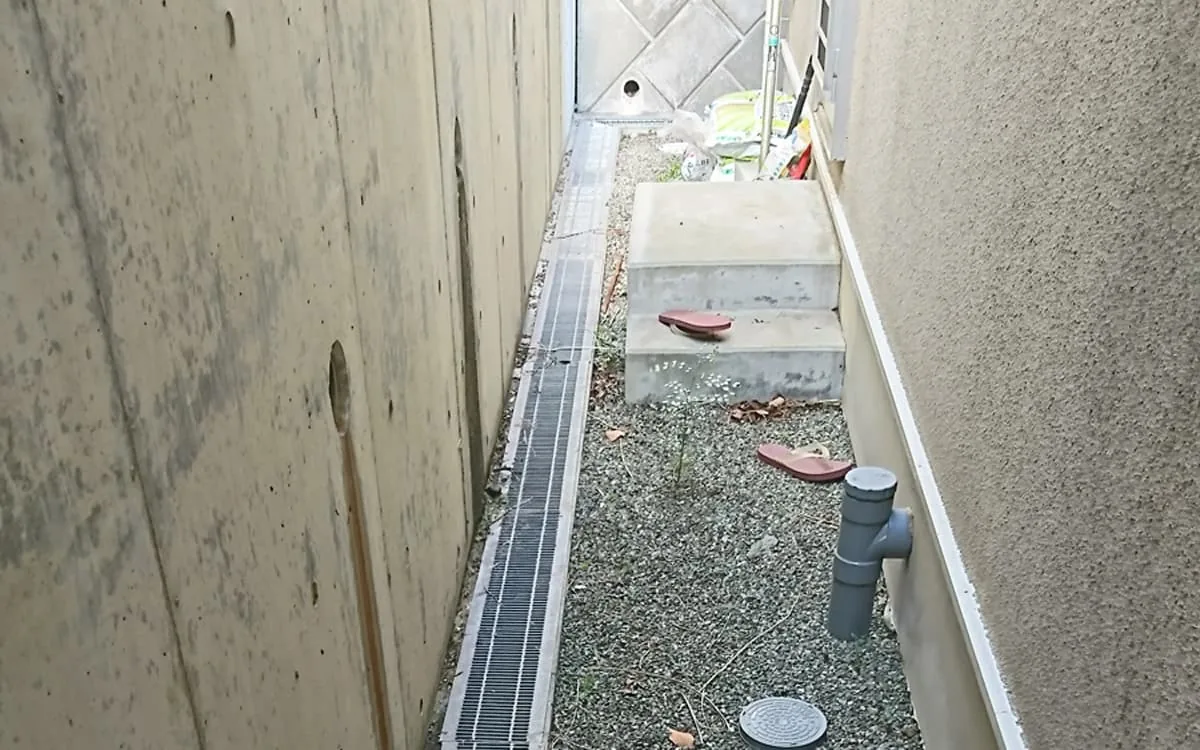 施工前の建物横の狭い通路と排水まわり