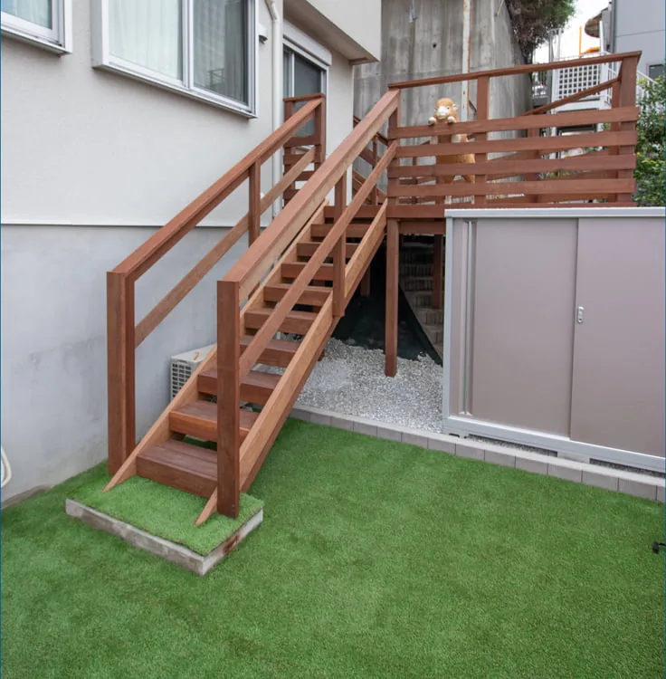 庭から建物側へ上がるウリン階段とウリンデッキの施工事例