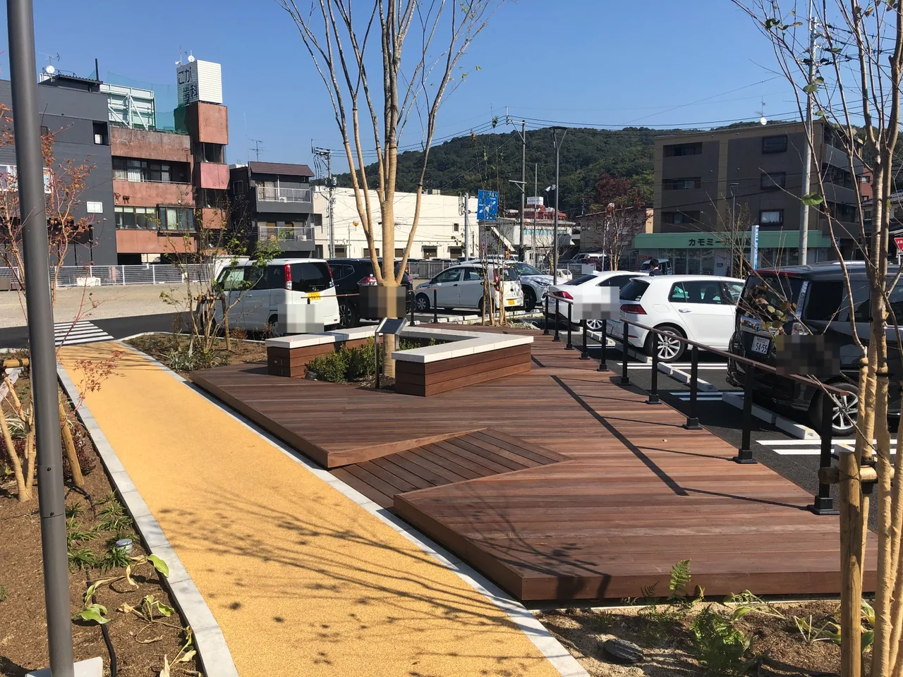 園路とつながる駐車場横のウリンデッキ施工事例