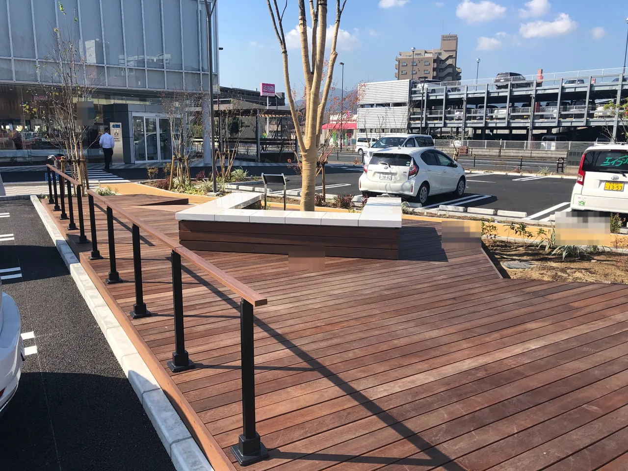 駐車場側に手すりを設けたウリンデッキの施工事例