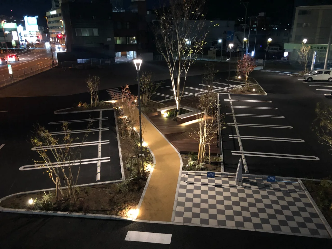夜間に俯瞰した駐車場横のウリンデッキと園路
