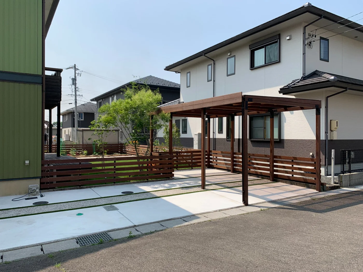 住宅と庭の間に計画されたウリンパーゴラとフェンス。