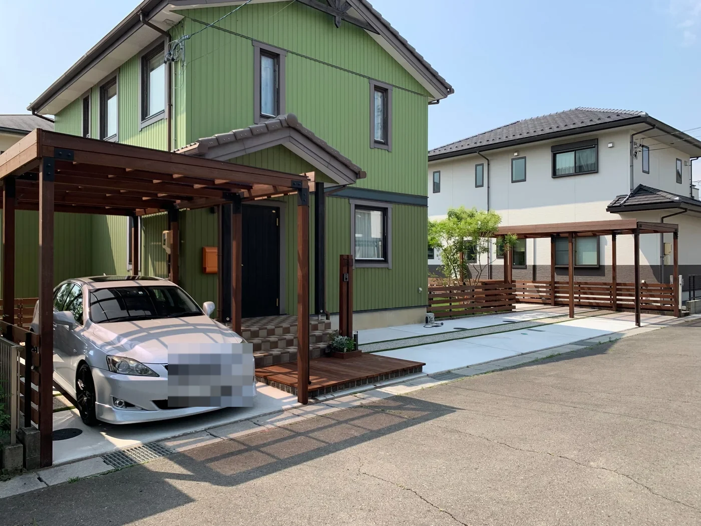 複数のパーゴラ、住宅、駐車スペースが一体で分かる全景。