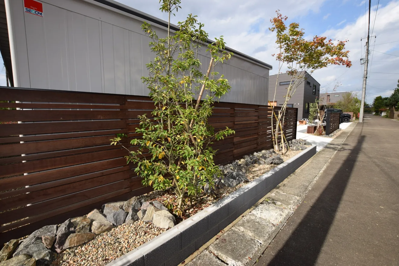 道路側に設けたウリンフェンスと植栽帯の外構施工事例
