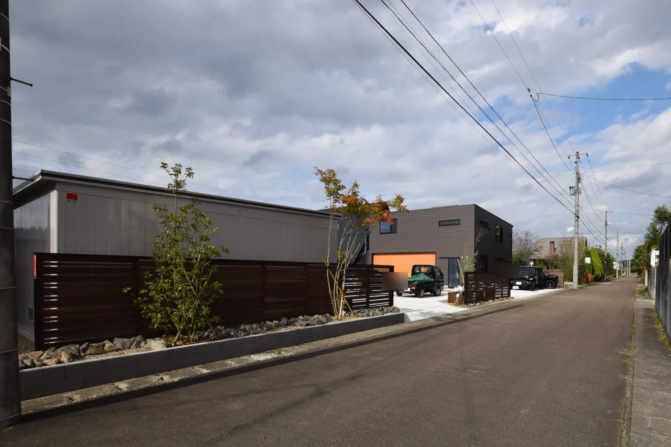 道路側から見たウリン横板フェンスと住宅外構の遠景
