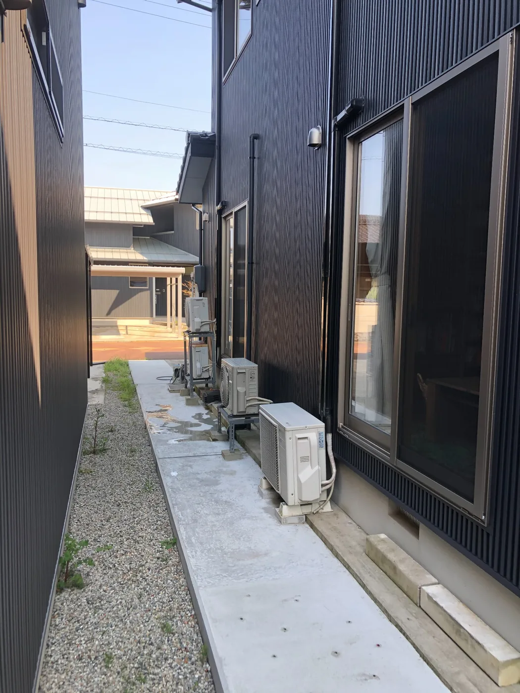 施工前のサイドヤードと室外機が並ぶ通路状の空間