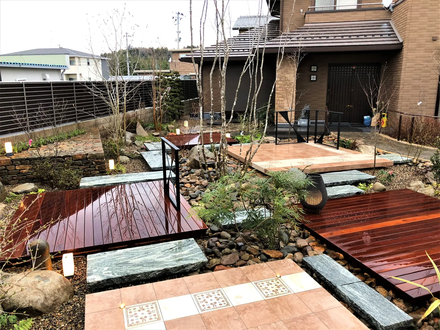 デッキの縁と庭へ下りる動線を写した一枚