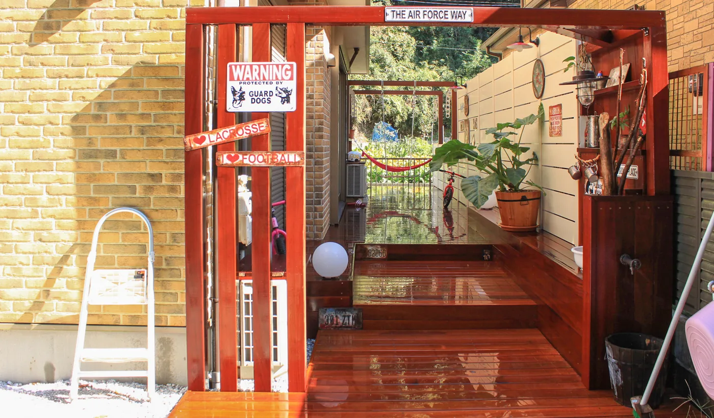 床、段差、壁際のベンチ状スペース、洗い場を一続きにし、装飾品と植木鉢が映える背景をつくっています