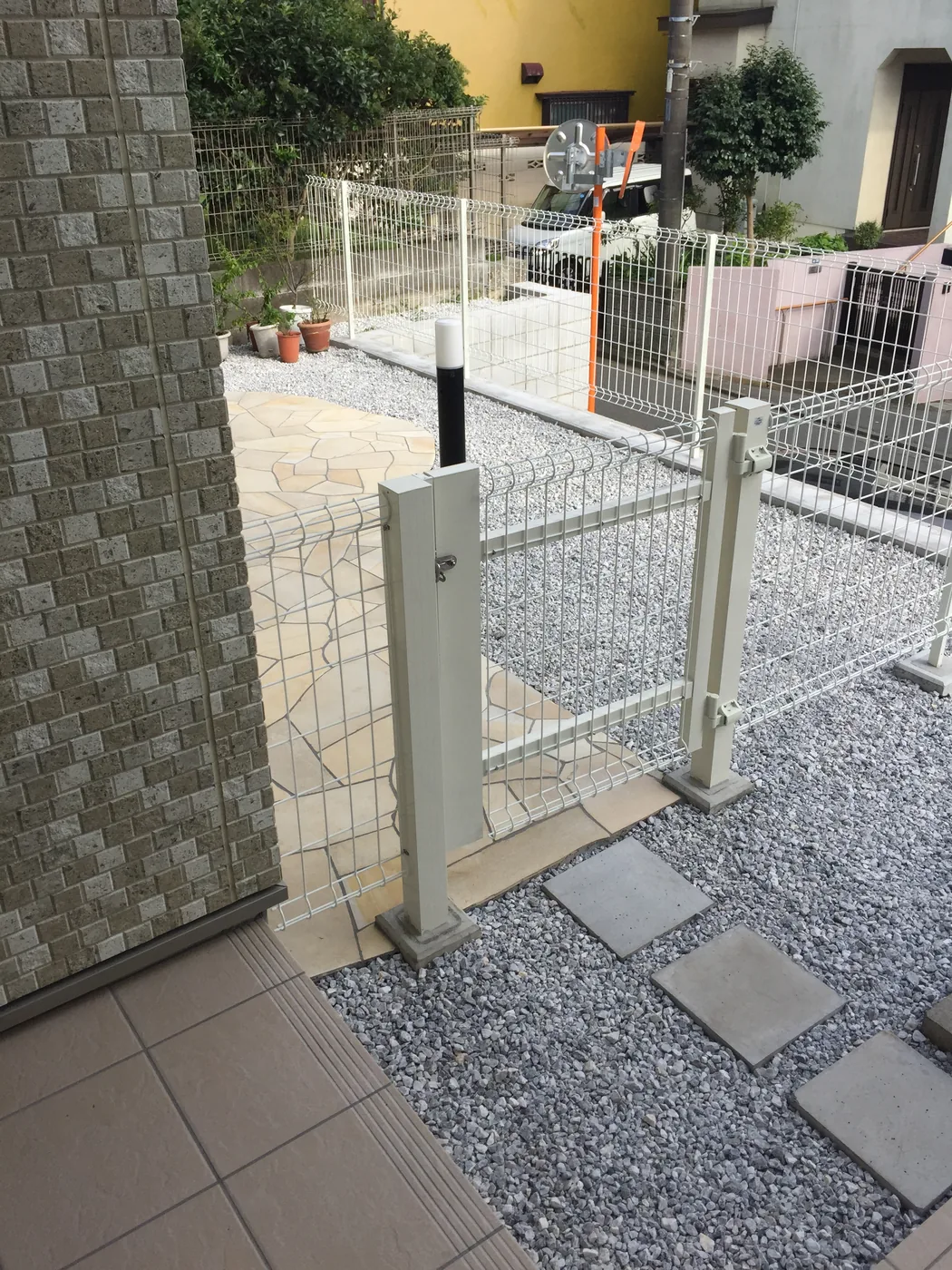 頭上フレームがつくる陰影と奥行き
