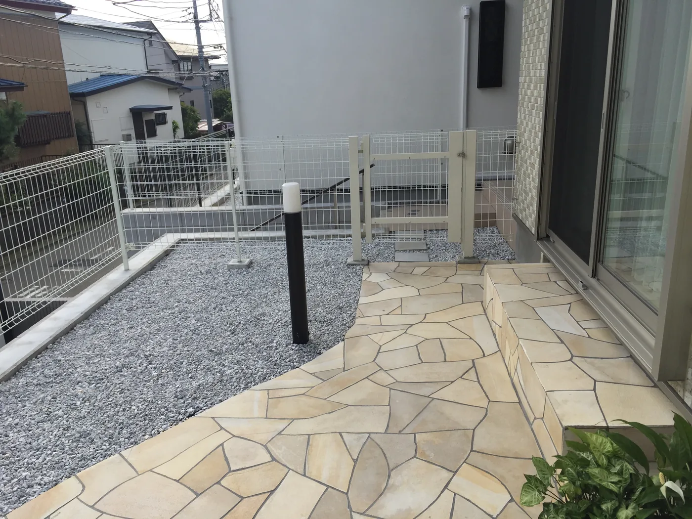 建物との間隔と柱位置が分かる眺め