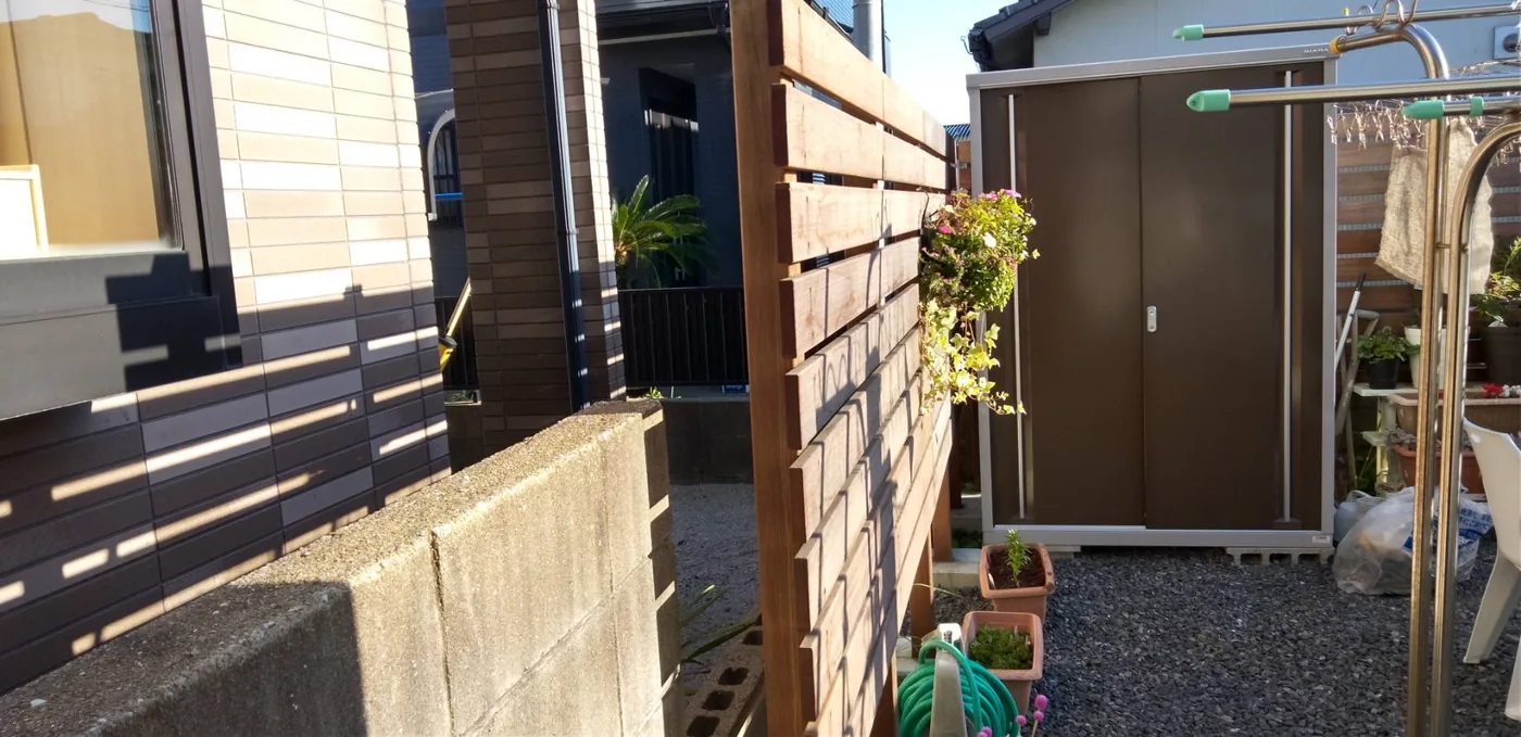 横から見た板の連なりと目隠しの範囲