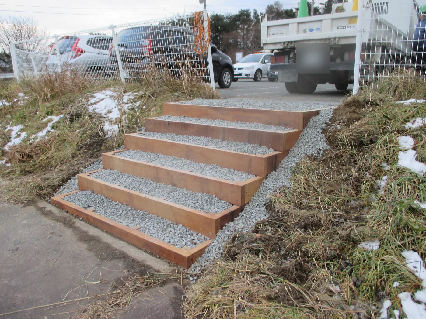 踏面の奥行きと段のリズムが分かる眺め