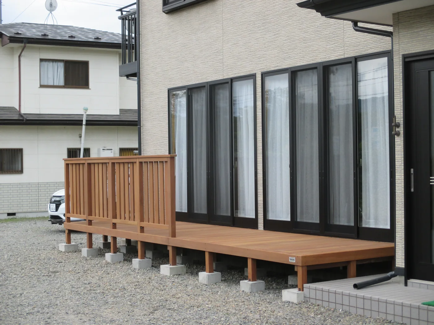 床の広がりと出入りのつながりが分かる眺め