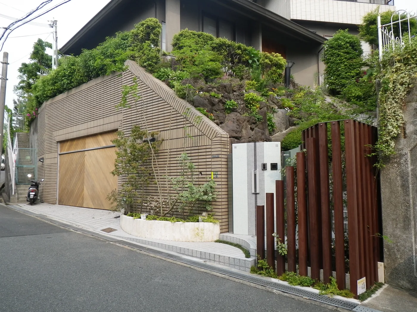 横から見た板の連なりと目隠しの範囲