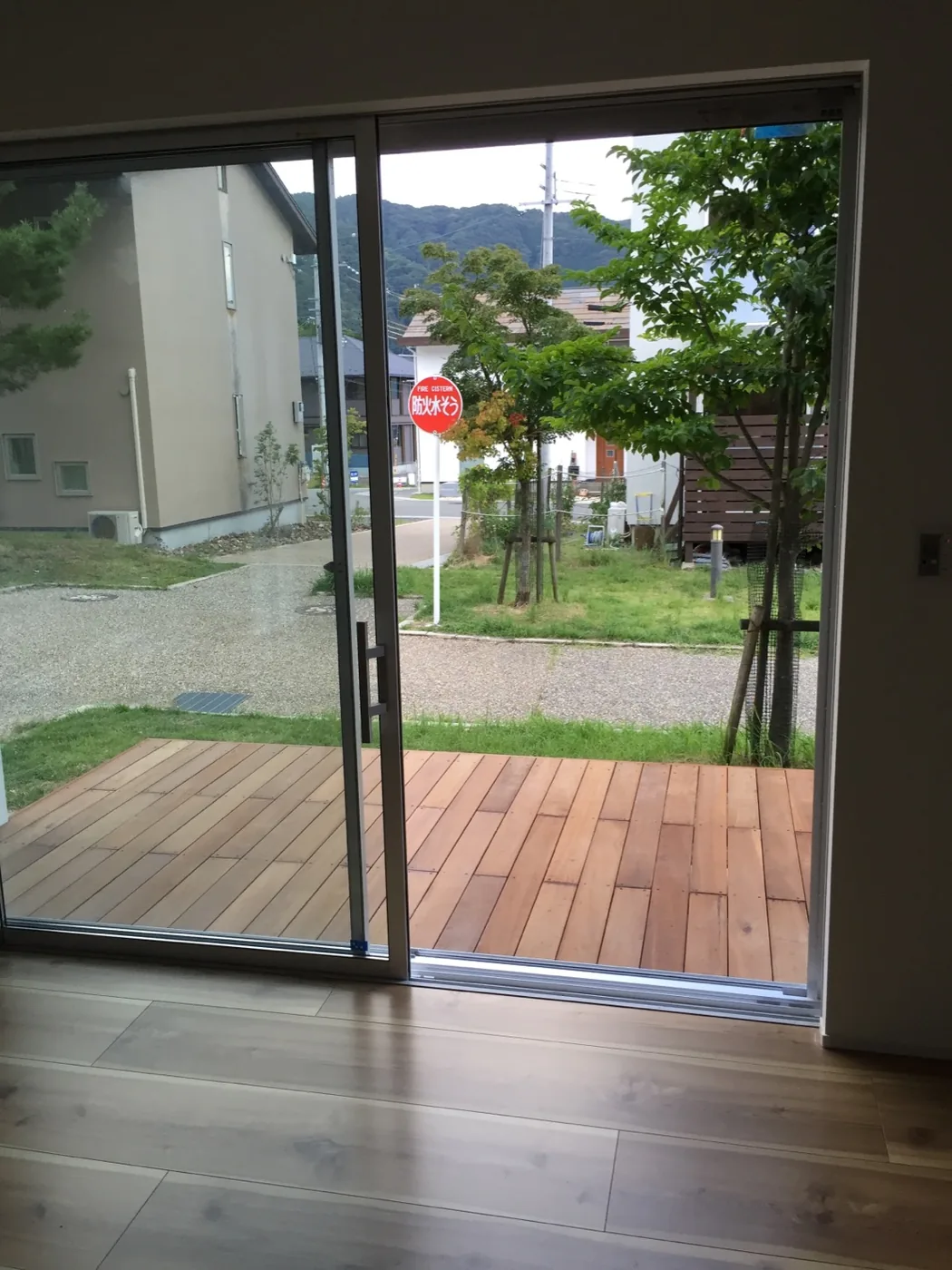 木肌と周囲の素材が重なる部分の様子