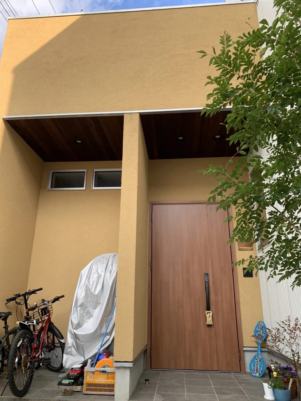 建物側から外へ視線が伸びるデッキの構成