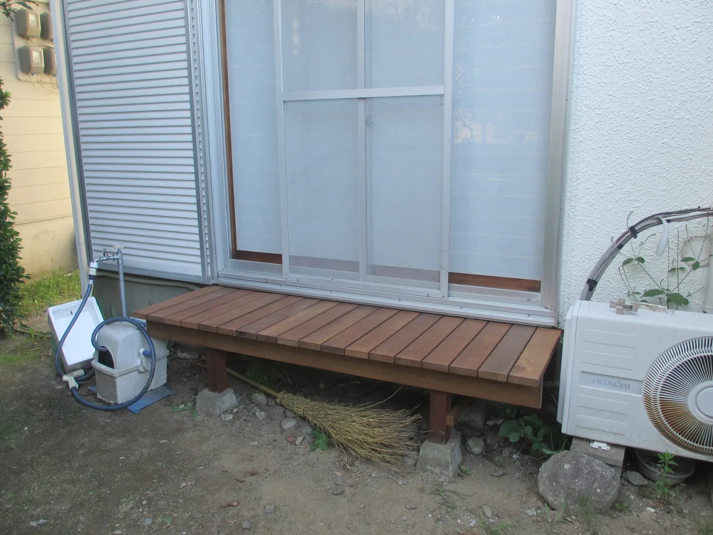 床を必要最小限の奥行きに抑え、窓の幅に合わせて長く連続させています