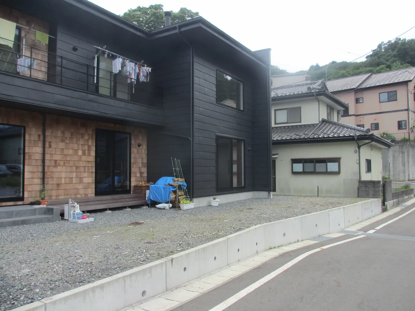 床の広がりと出入りのつながりが分かる眺め