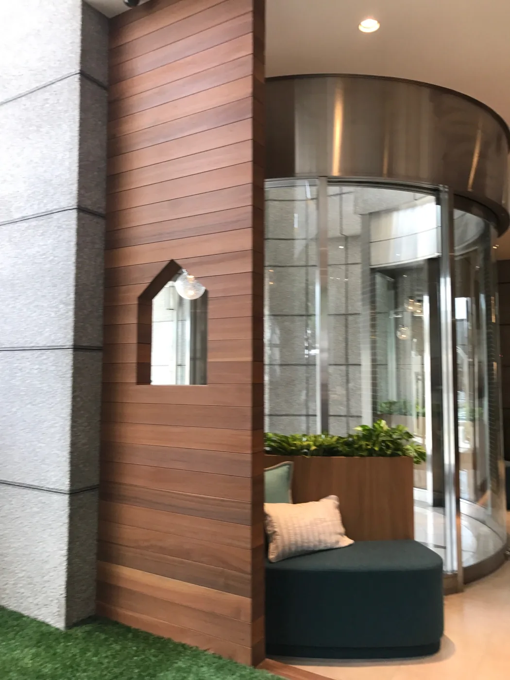 展示台、壁面、開口枠に用いたウリンの造作什器を室内全体とともに見る眺め