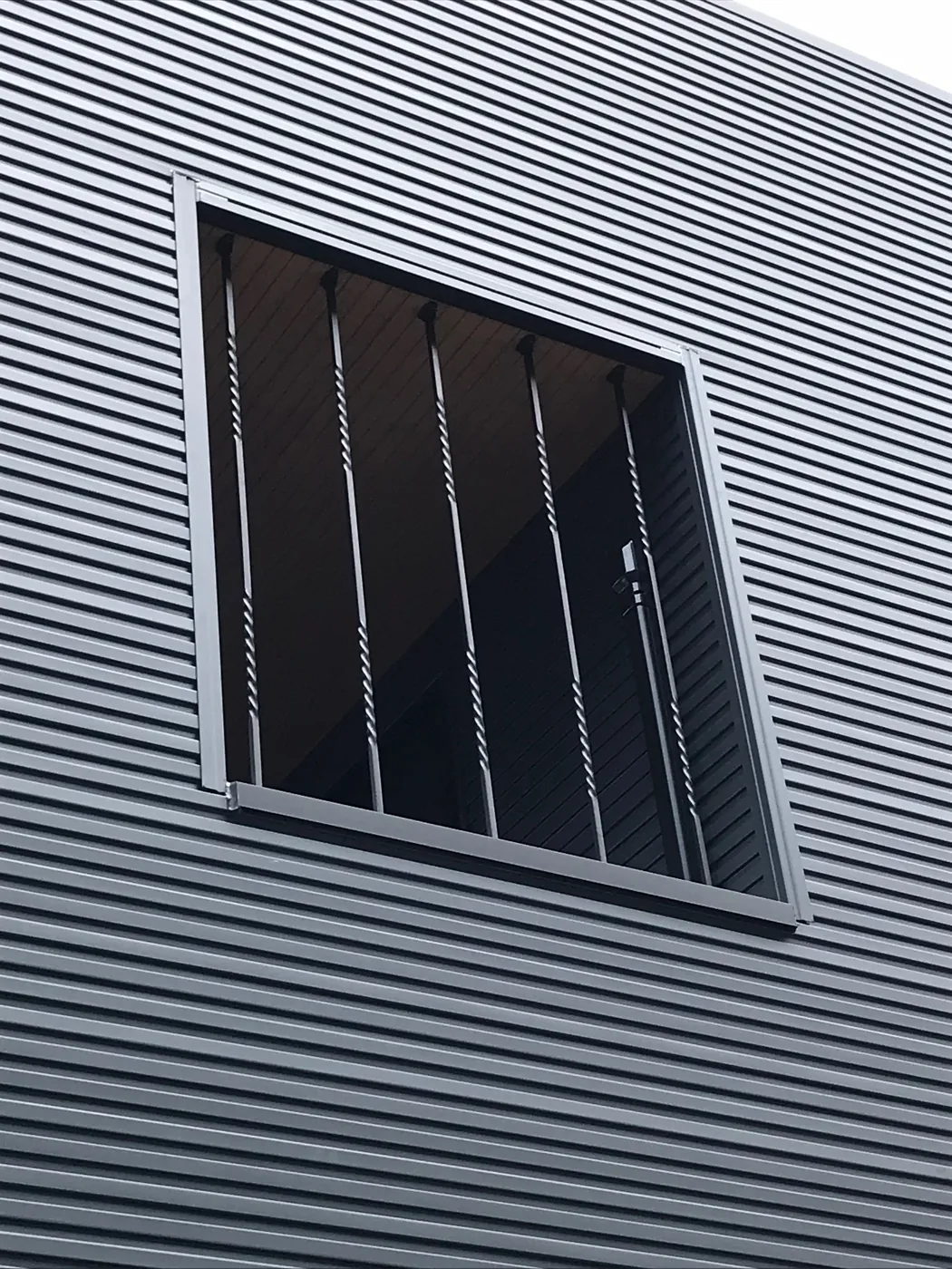 空間全体へ木の温度を加えた眺め