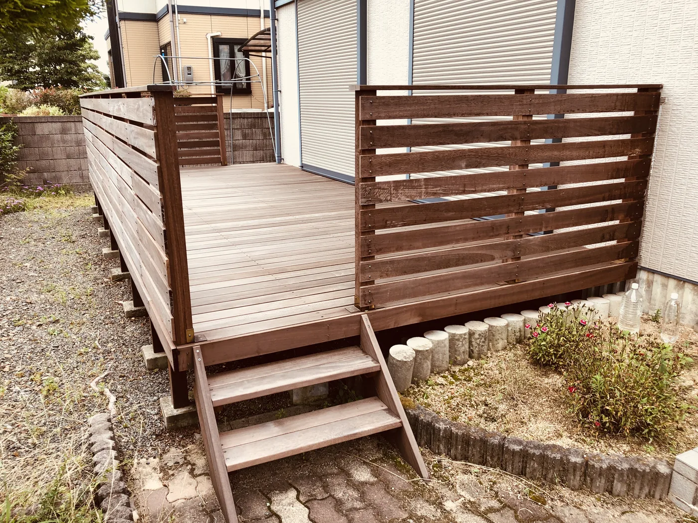 住宅正面から見るウリンデッキと目隠しフェンスの全景