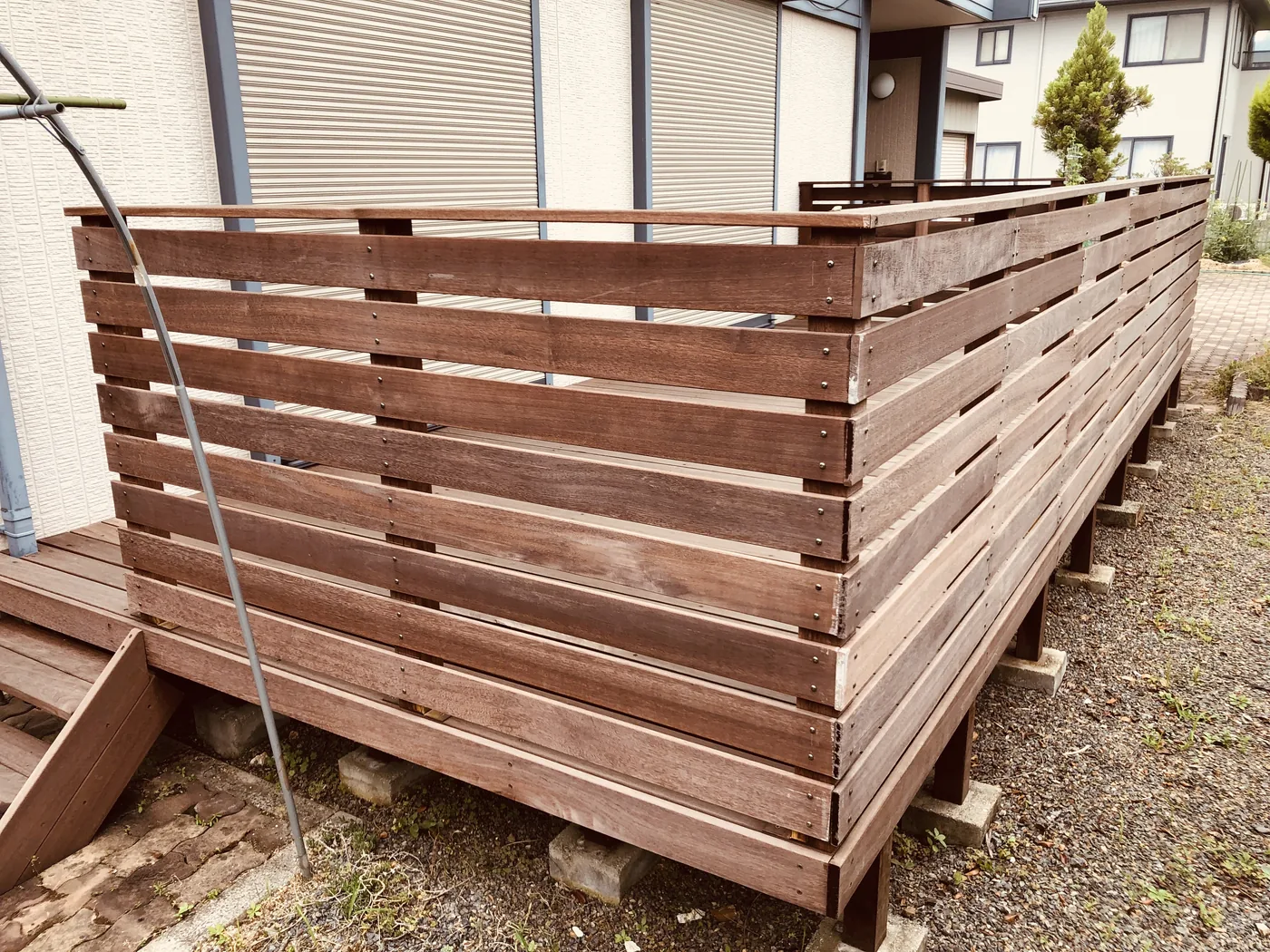 建物側面を包む横板フェンスの外側
