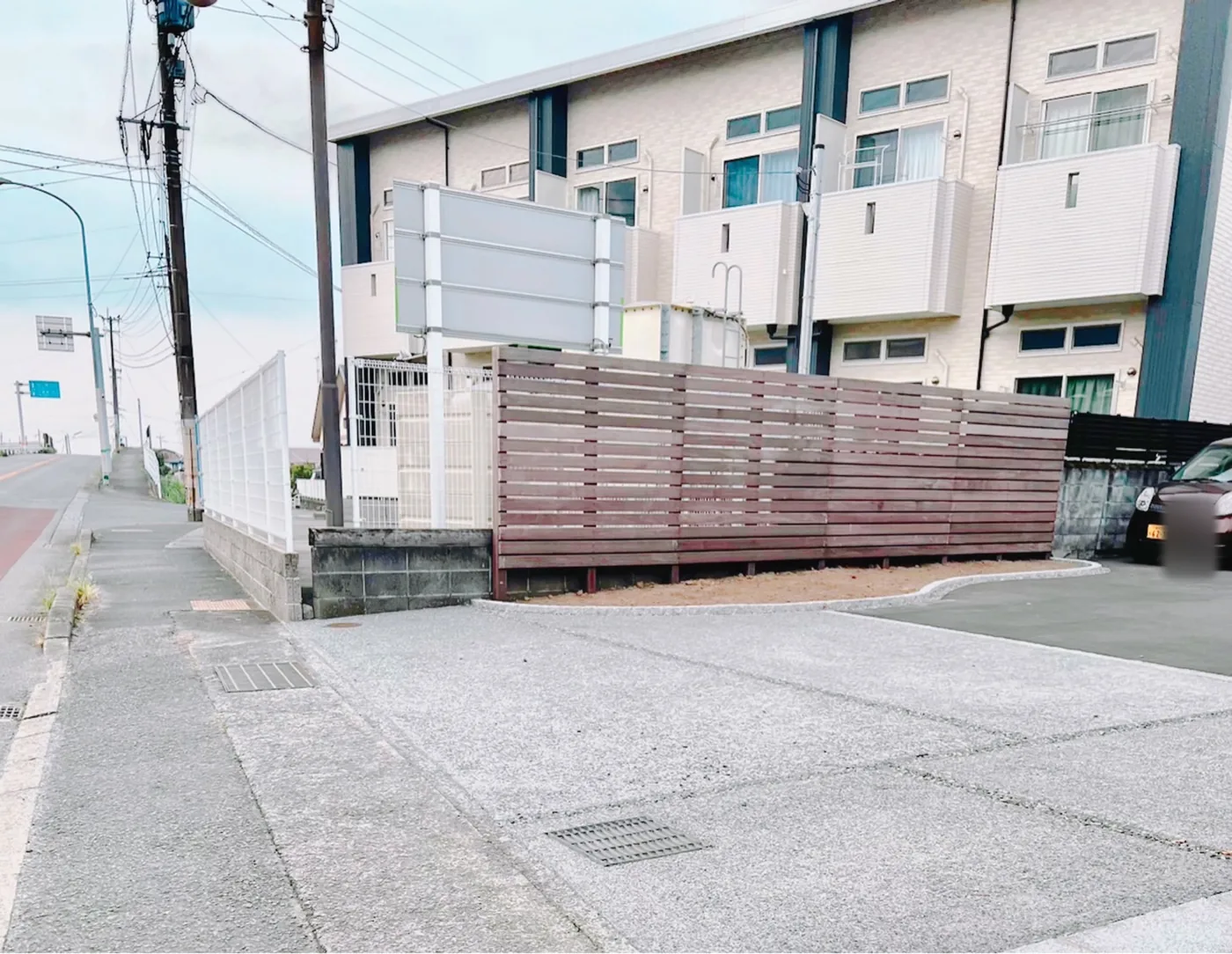 車両の出入口とフェンス高さの関係が分かる全景