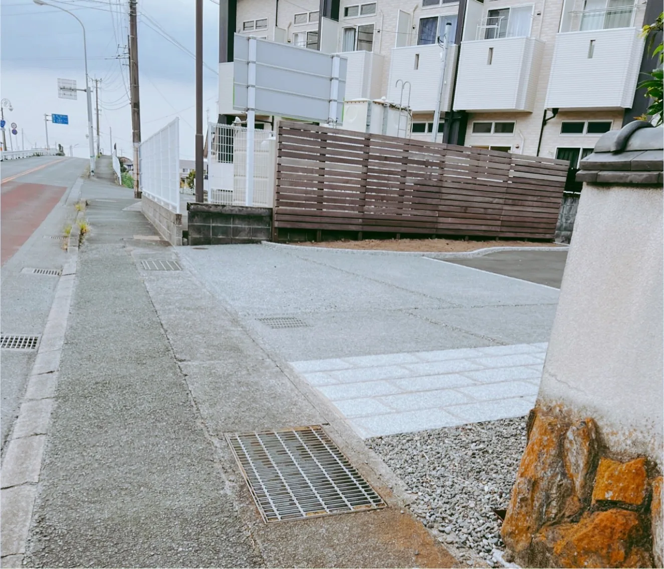 集合住宅の駐車場を区切る低いウリン横板フェンス