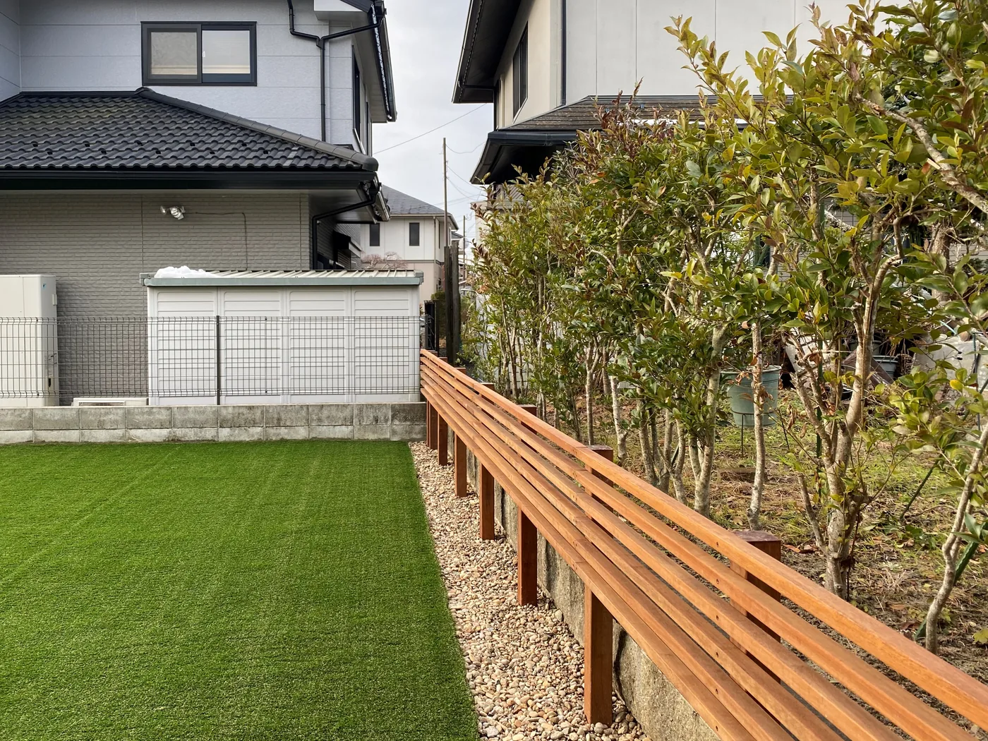 庭の奥から出入口方向を見る低い囲い