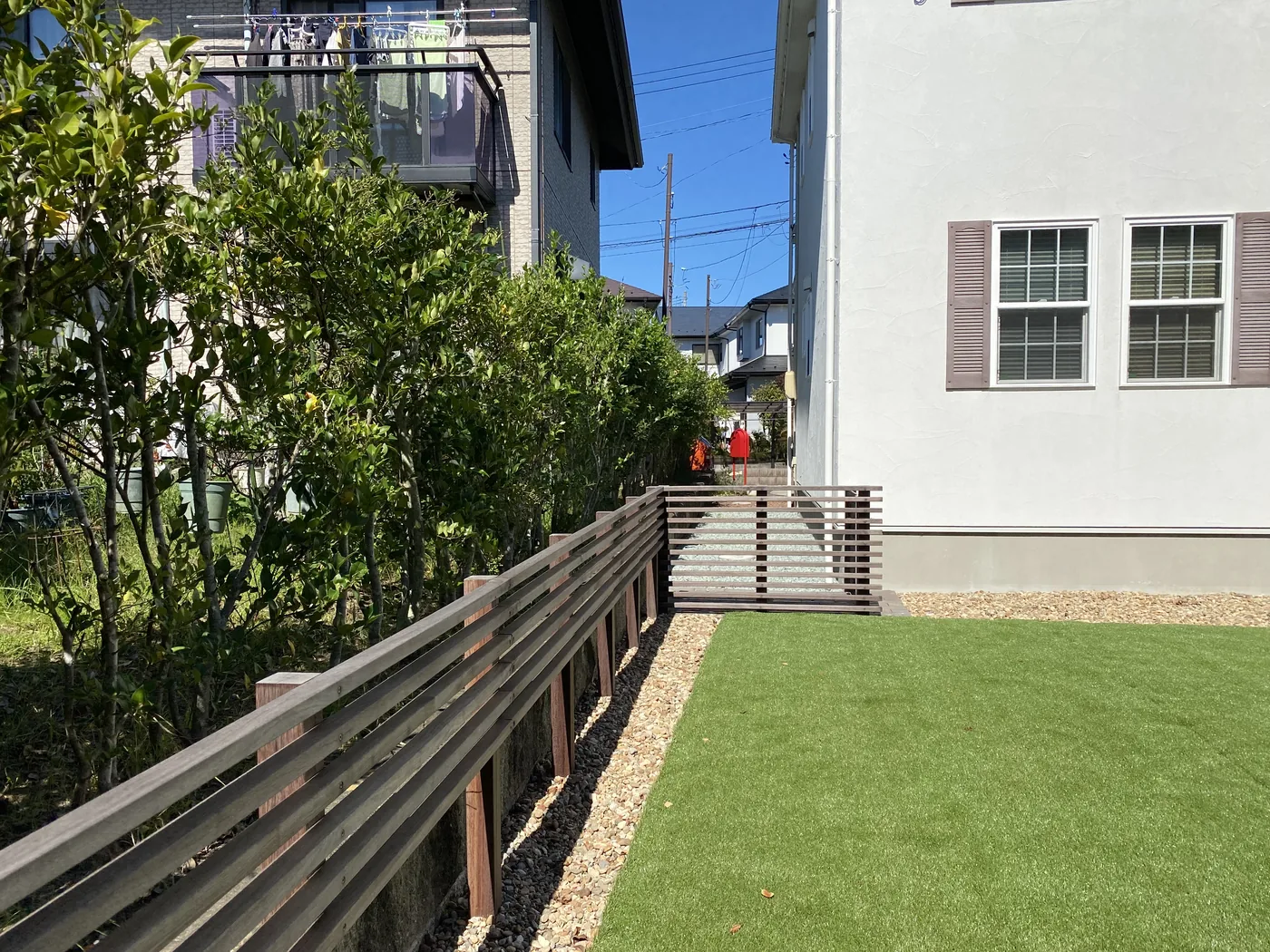 建物側から見るフェンスと門扉