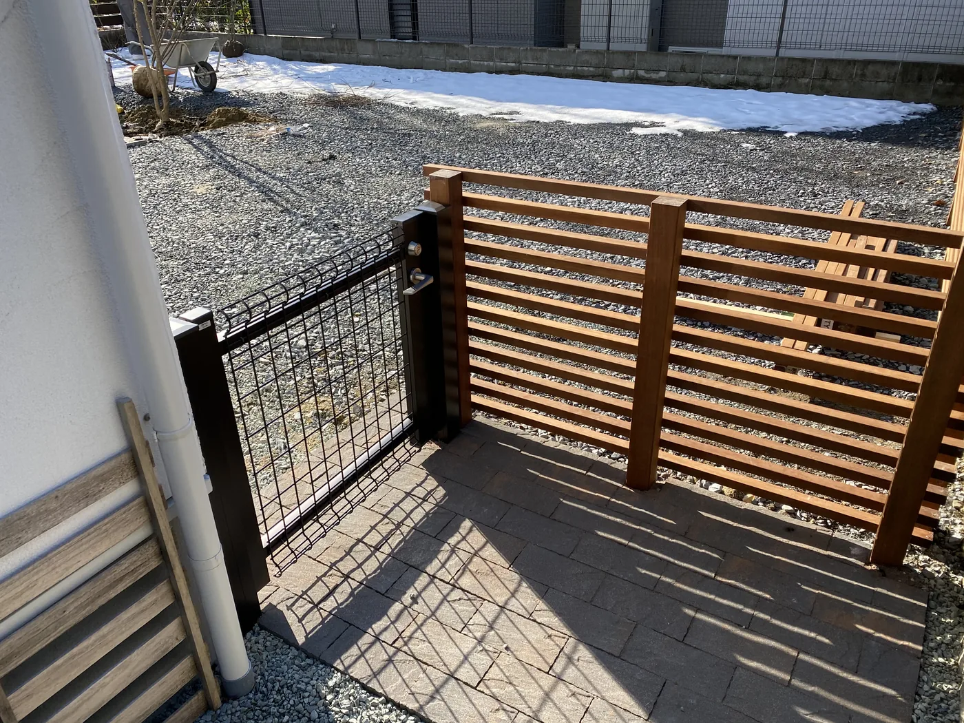 人工芝と既存生垣を囲う低いウリンフェンスの全景