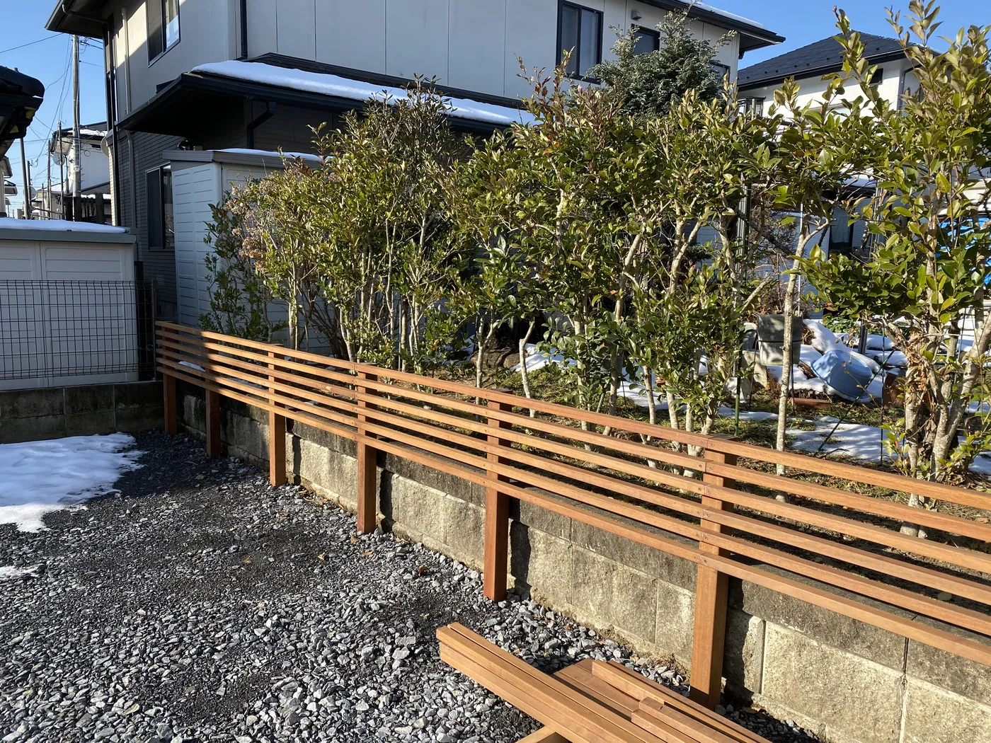 人工芝の縁に沿って続くウリンの木肌