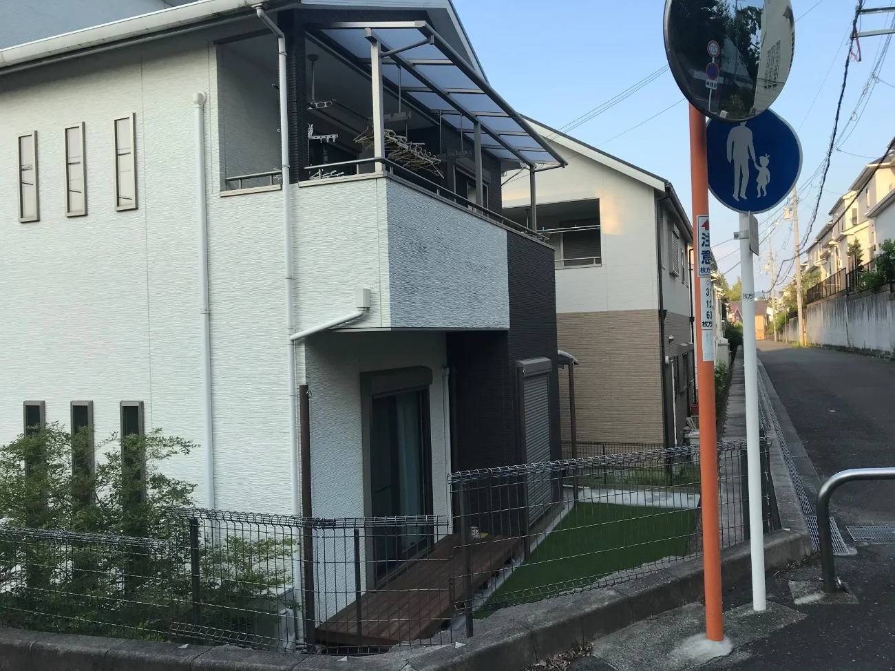住宅脇の人工芝とウリンステップを含む全景