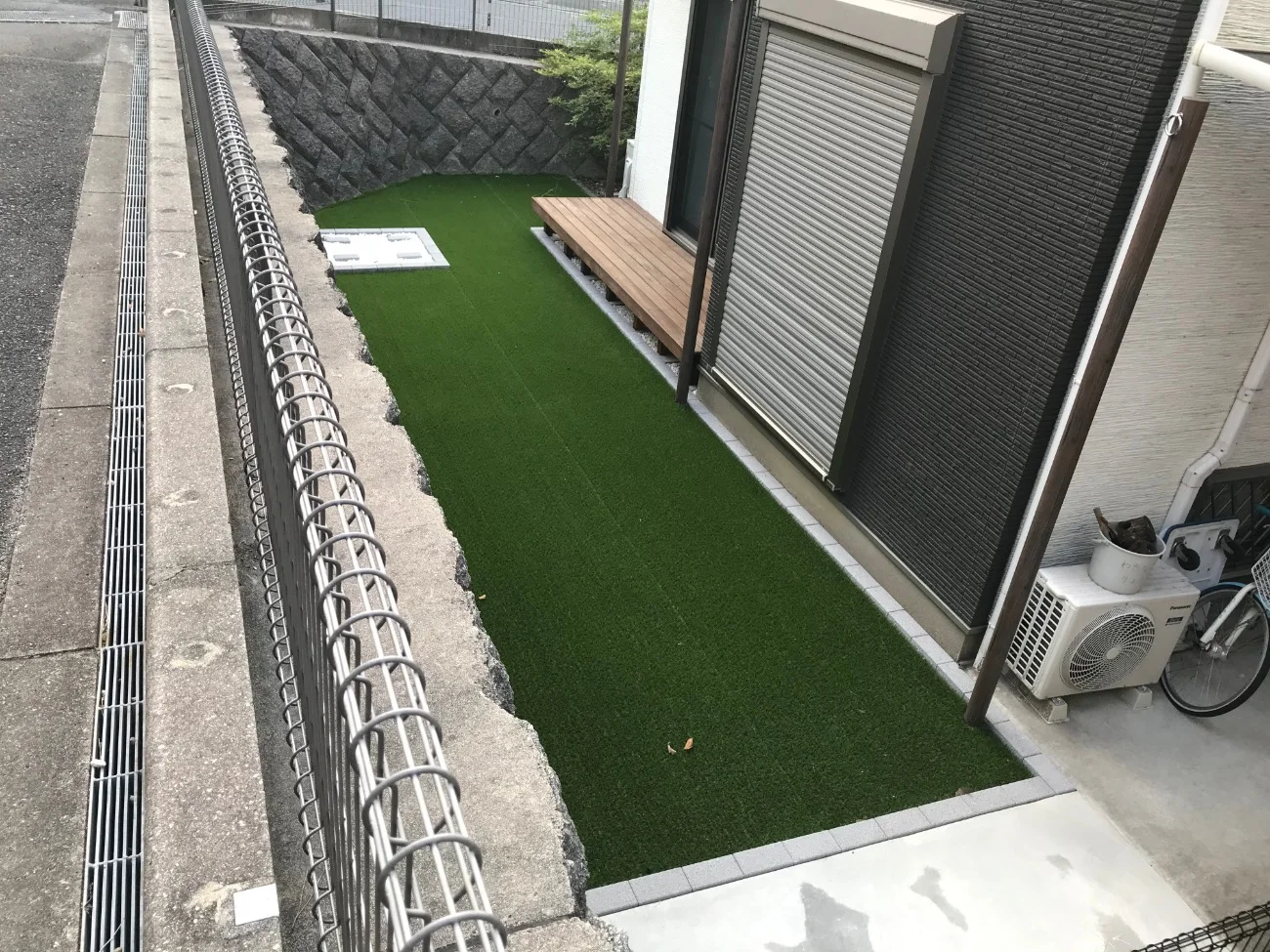 上から見渡す細長い人工芝の側庭