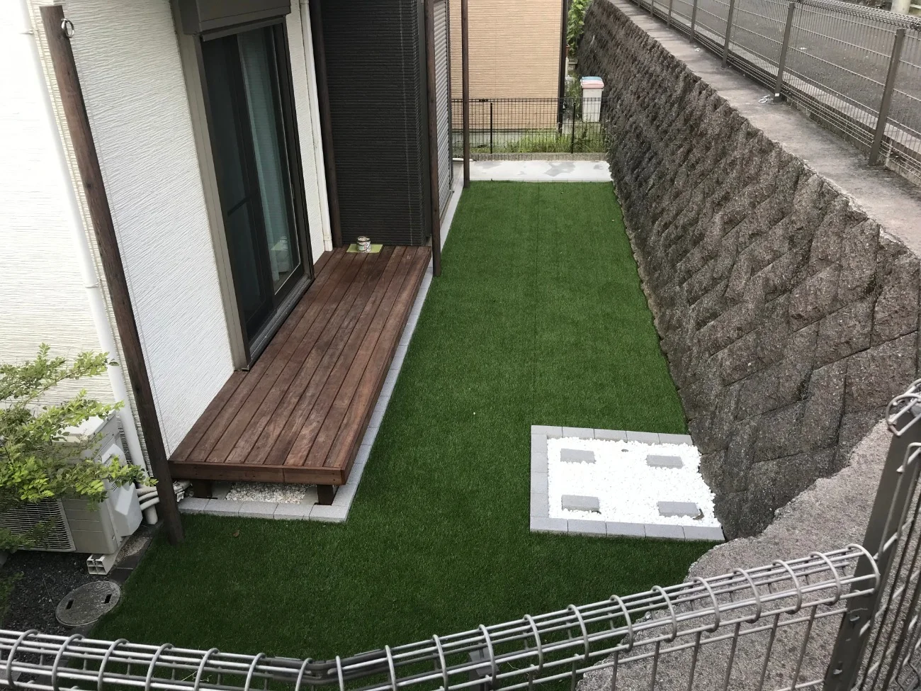 掃き出し窓前のウリン低床ステップ