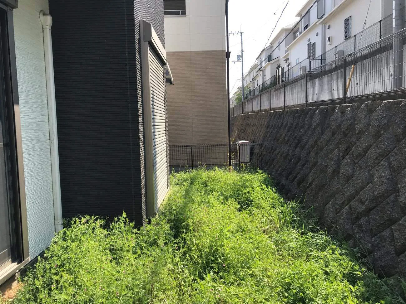 植栽側から見る人工芝と木製ステップ