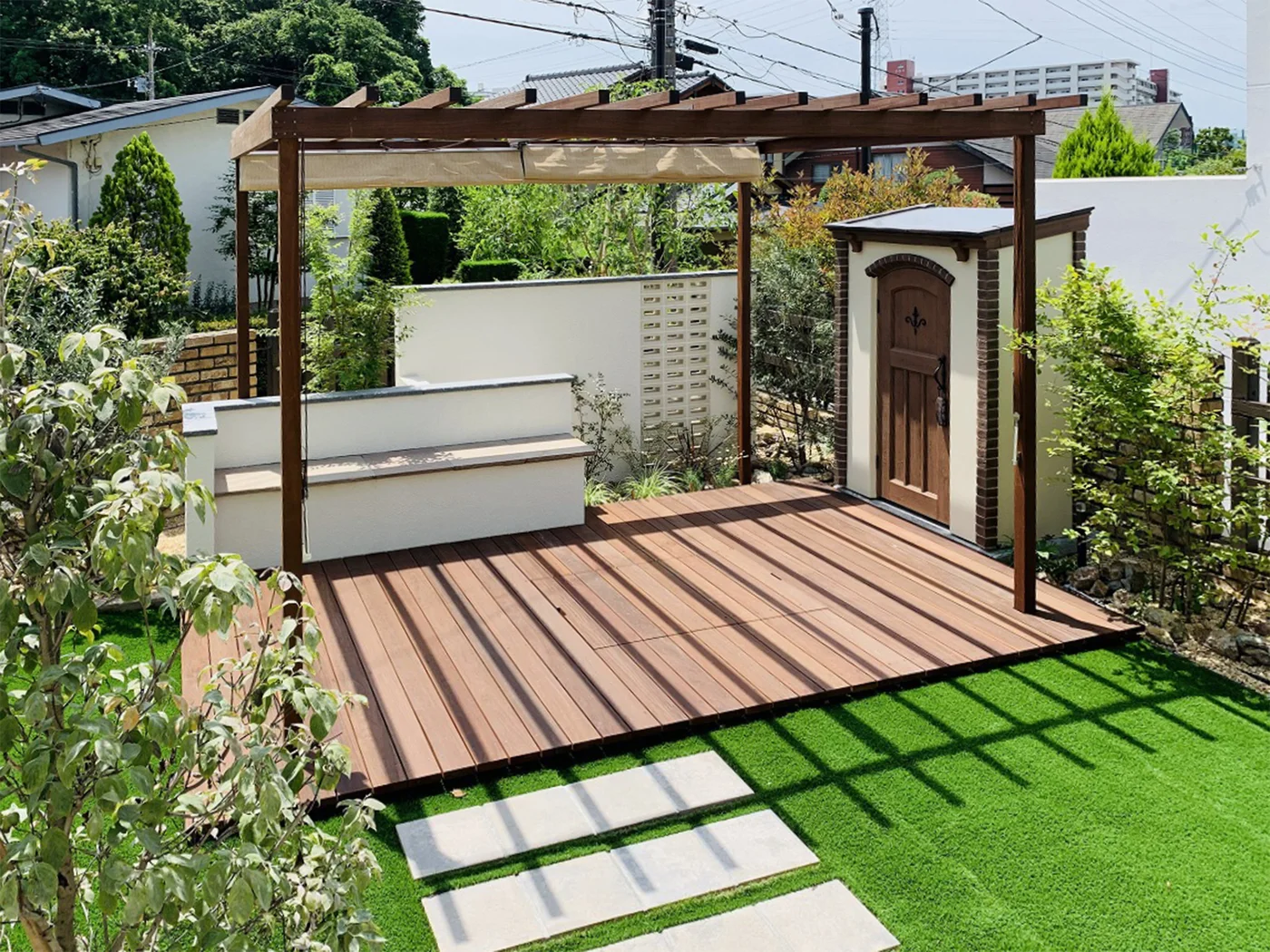 人工芝の小庭に納めたウリンパーゴラデッキ全景