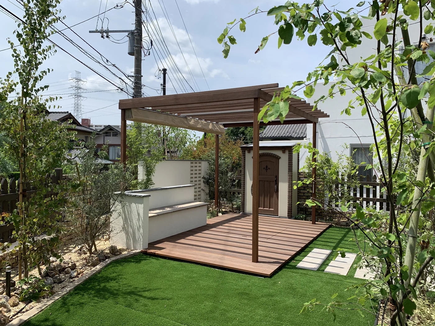 植栽側から見るパーゴラデッキと人工芝