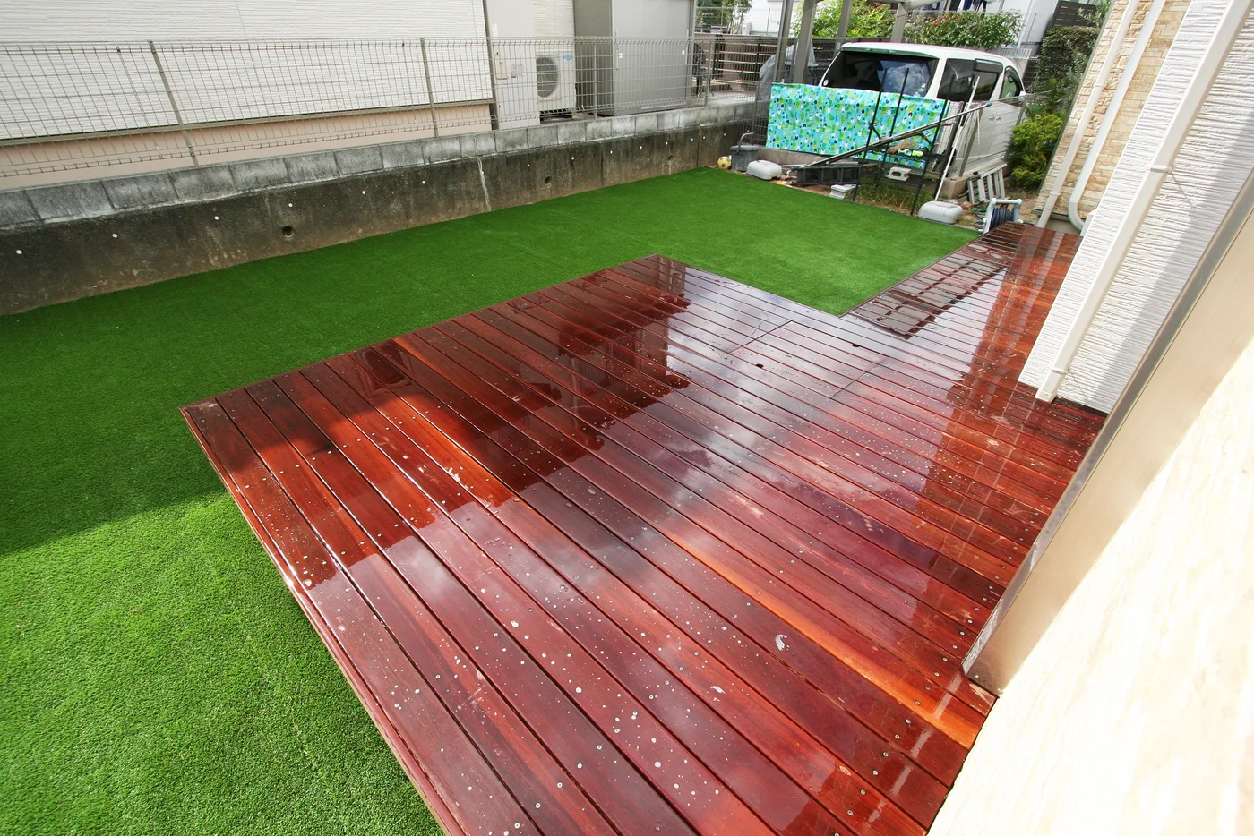 上から見る人工芝とウリン段差デッキの取り合い