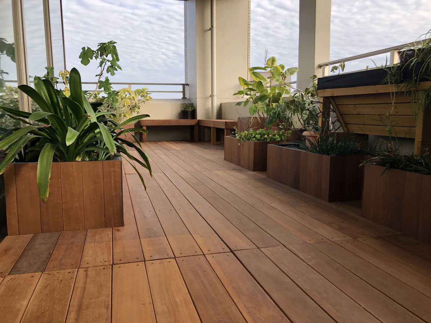 造作ベンチとプランターを含むベランダ全景